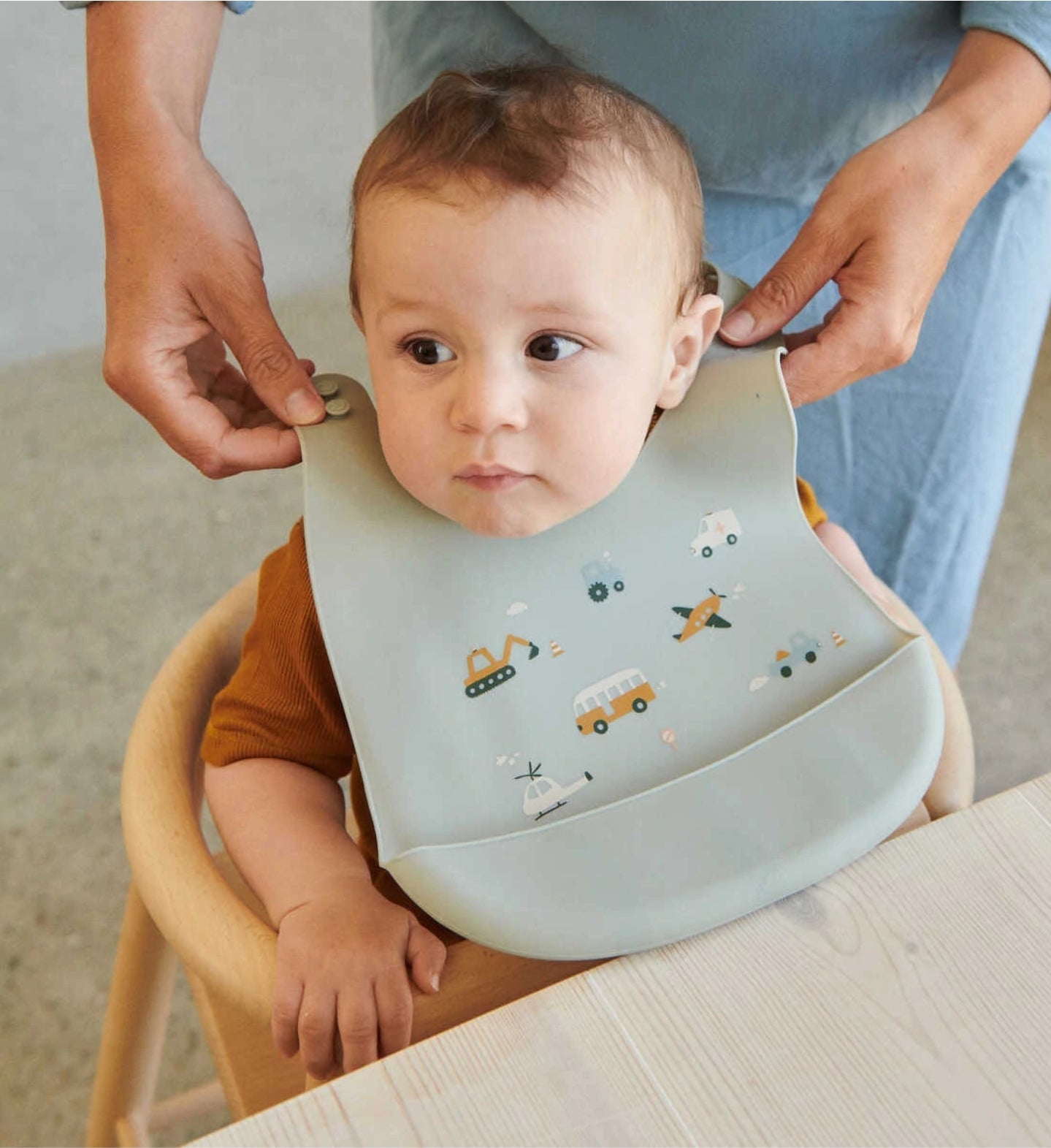 Kinderlätzli aus Silikon, Tilda 2er Pack Bib - LIEWOOD Fahrzeuge Mix Dove blue